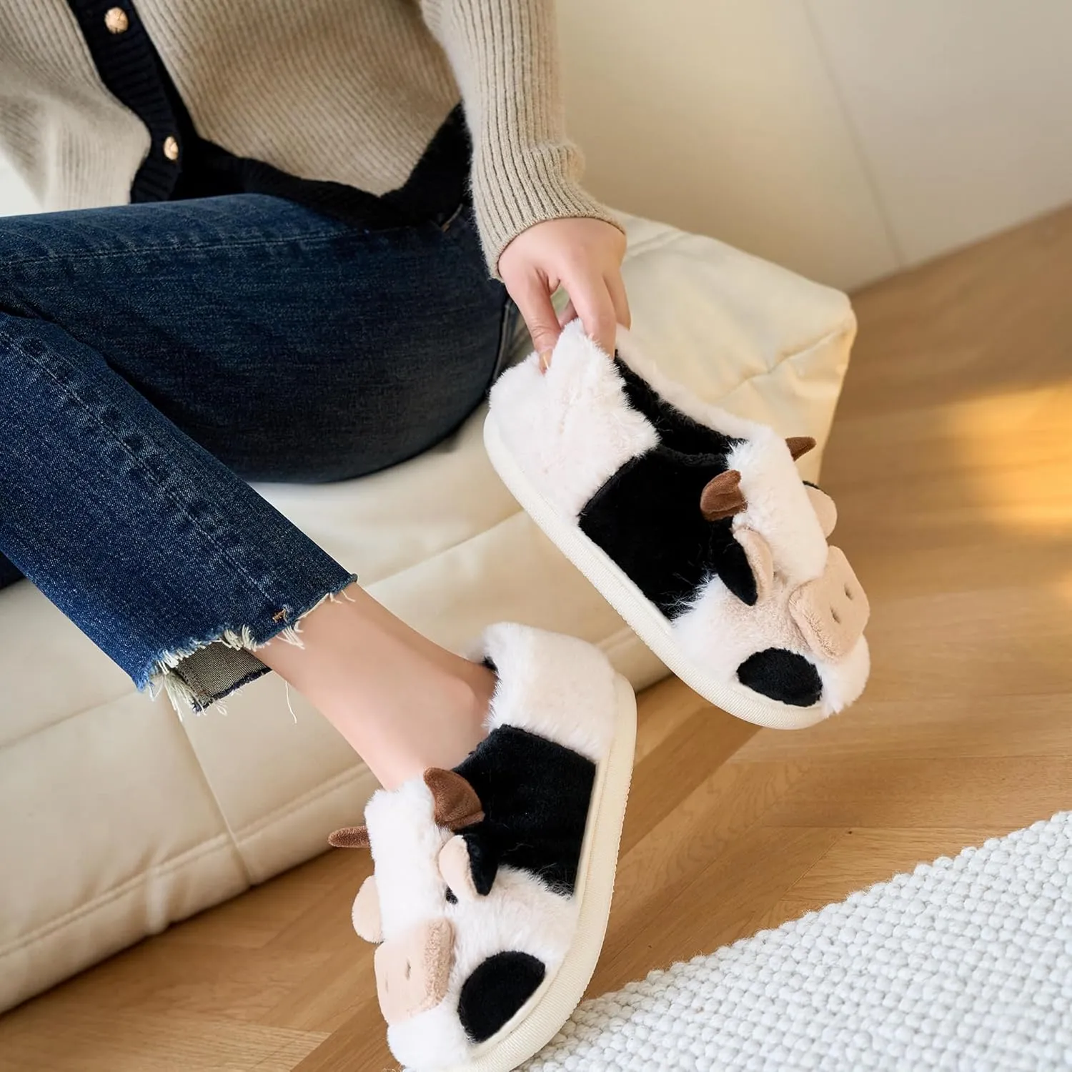 Cute Fuzzy Cow Slippers for Women, Cartoon Plush Warm Cow Slippers for Girls Funny, Novelty and Soft Cotton Slippers, Women's Winter House Slippers Suitable for Indoor Bedroom Dormitory